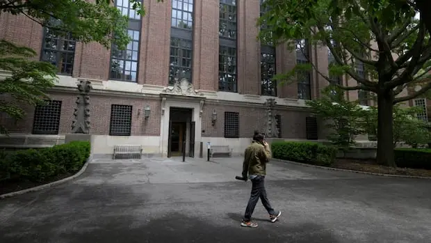 us.-science-funding-uncertainty-reshapes-grad-school-choices-for-canadians